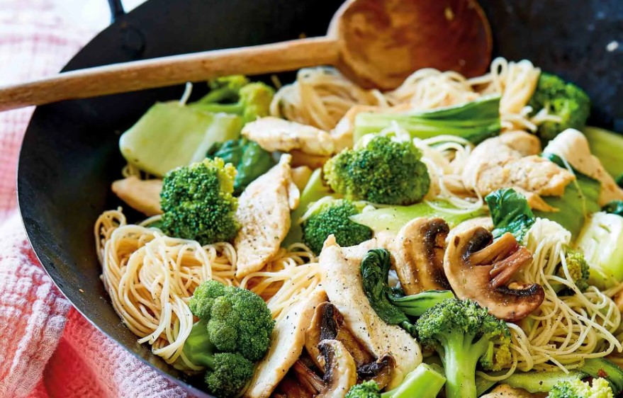 Chicken With Broccoli & Rice Noodles